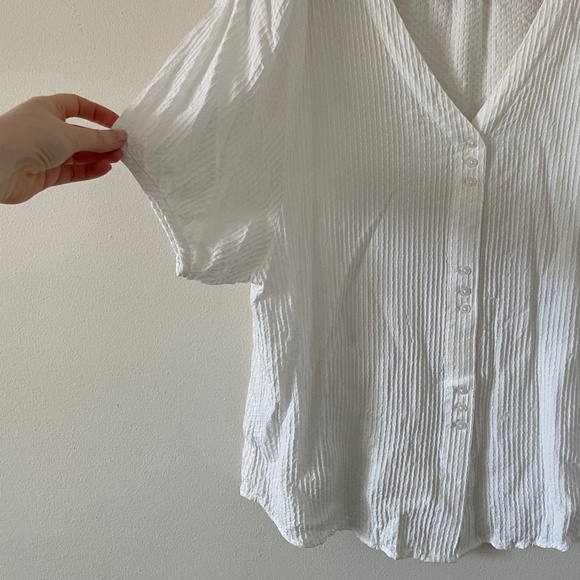 SMART SET White Flowy Button-Down - Picture 2 of 8